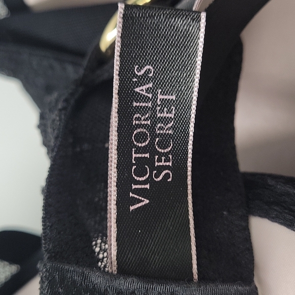 32DD Victoria's Secret Push Up black bra with gold rings - Picture 6 of 12